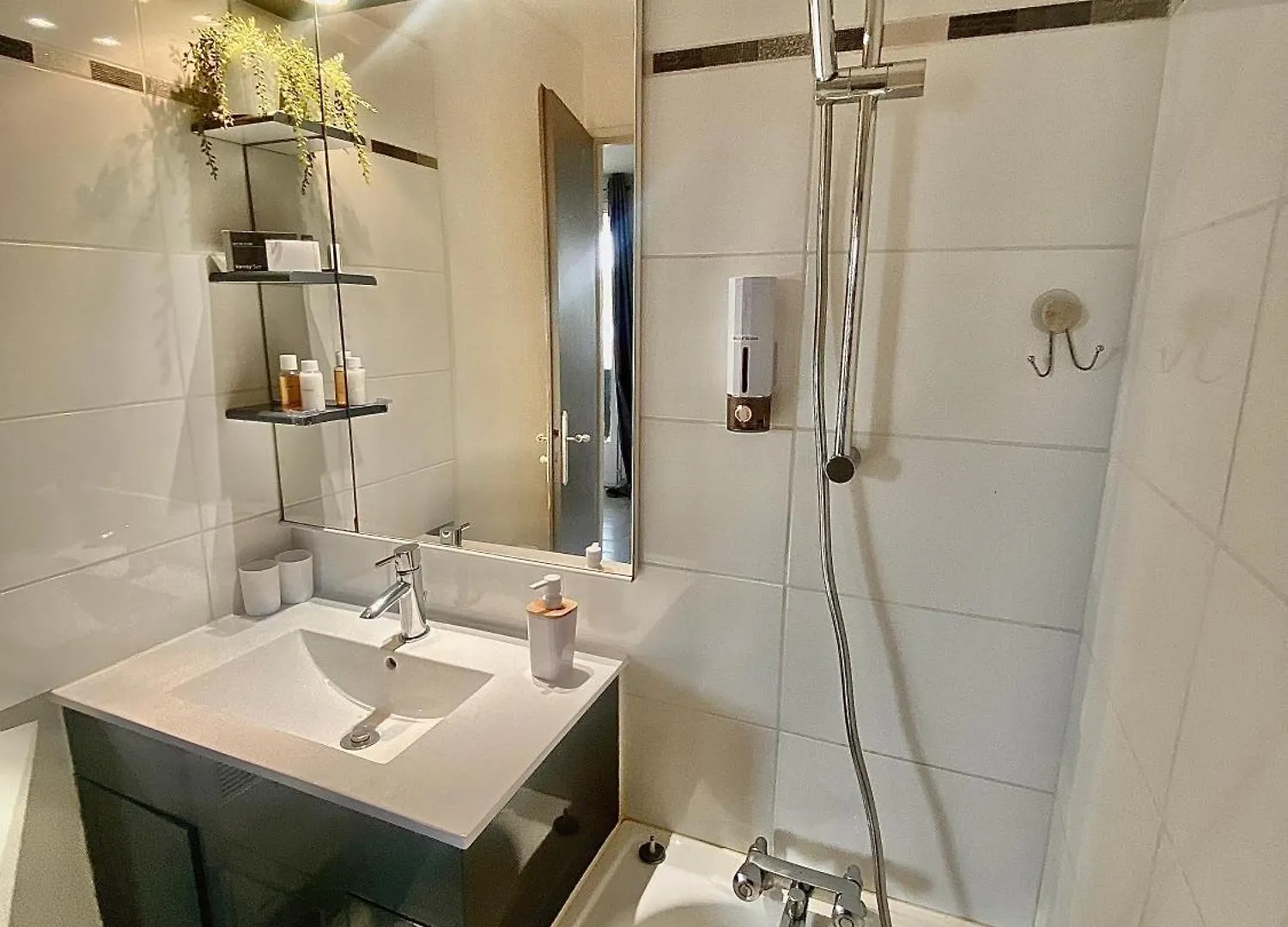 Apartment 2 Bedrooms, 15 Min Walk To Beach, Ac, Pool & Fiber Internet In A Quiet, Private Gated Domain 5Kms To St Tropez Cogolin