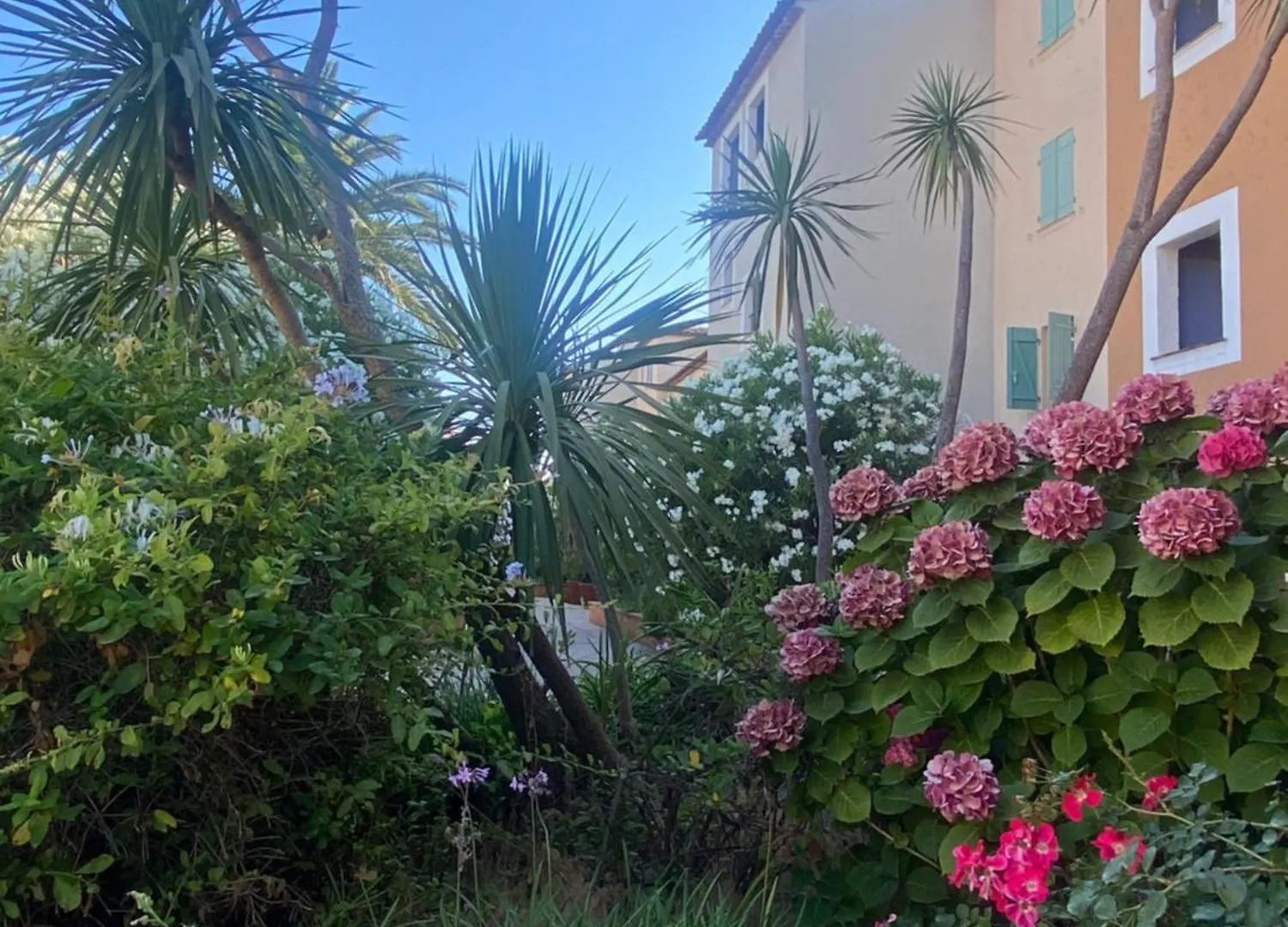 2 Bedrooms, 15 Min Walk To Beach, Ac, Pool & Fiber Internet In A Quiet, Private Gated Domain 5Kms To St Tropez Cogolin Apartment