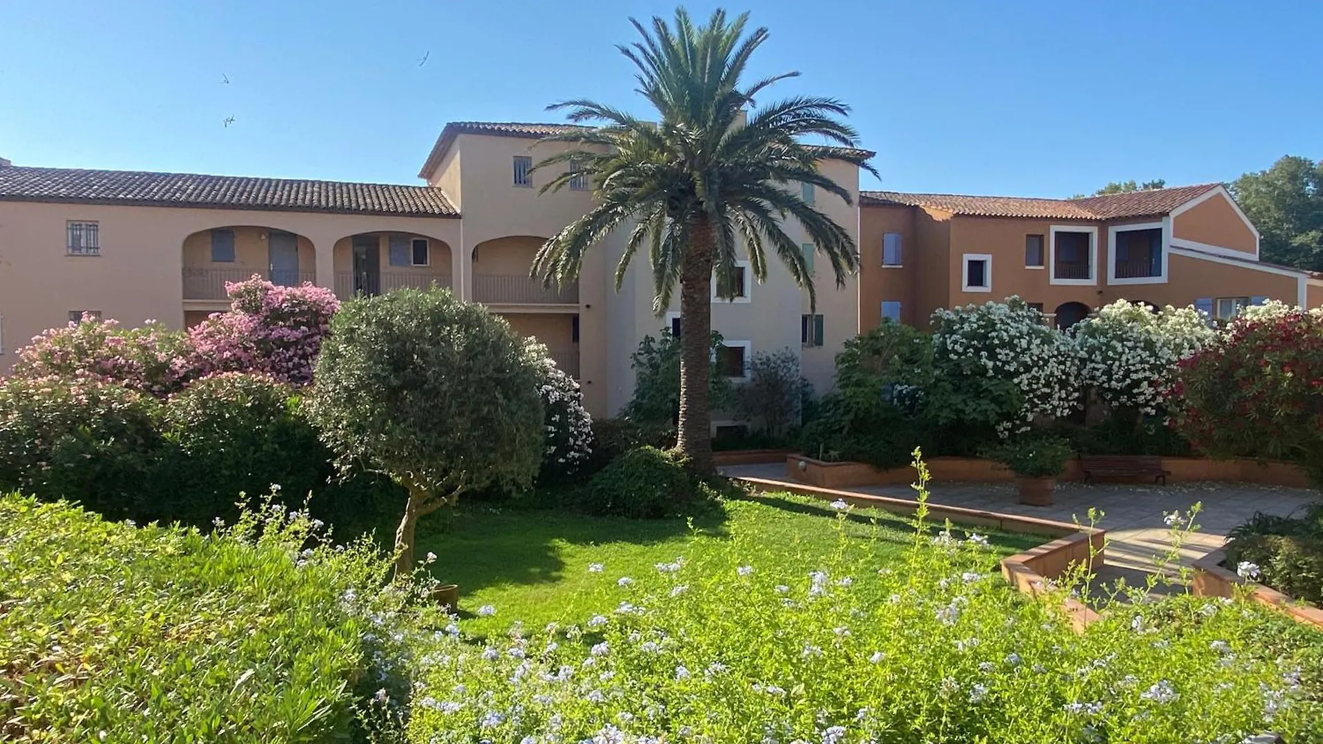 2 Bedrooms, 15 Min Walk To Beach, Ac, Pool & Fiber Internet In A Quiet, Private Gated Domain 5Kms To St Tropez Cogolin