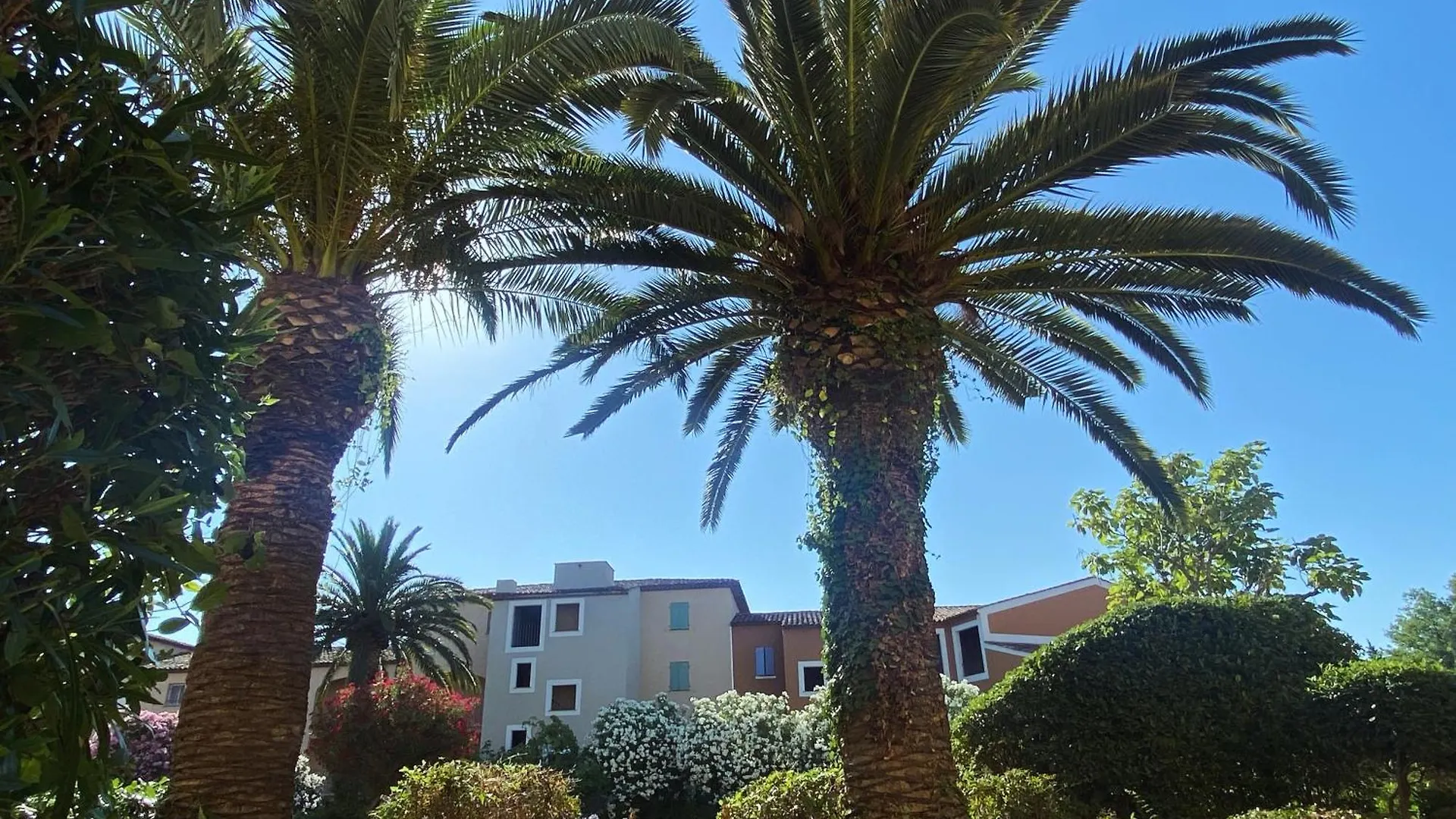 2 Bedrooms, 15 Min Walk To Beach, Ac, Pool & Fiber Internet In A Quiet, Private Gated Domain 5Kms To St Tropez Cogolin Francie